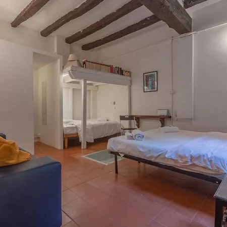 Daire Guesthost - With Private Courtyard! *