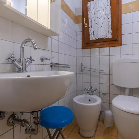 Guesthost - With Private Courtyard! Daire *