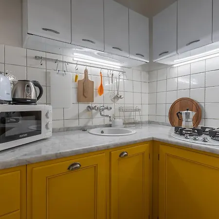 With Private Courtyard! דירה