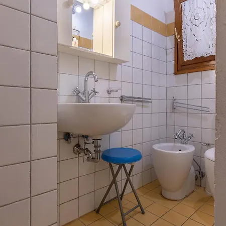 Guesthost - With Private Courtyard! Daire *