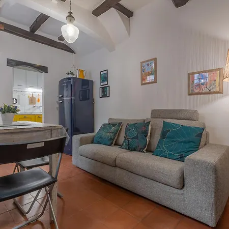 Guesthost - With Private Courtyard! *