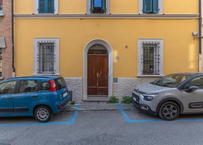 Guesthost - With Private Courtyard! *