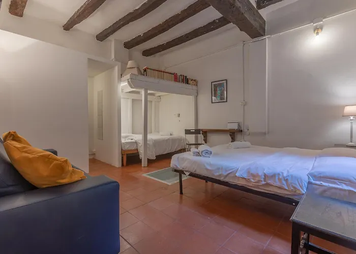 Apartment Guesthost - With Private Courtyard! *