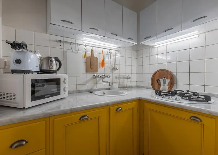 Guesthost - With Private Courtyard! Apartment