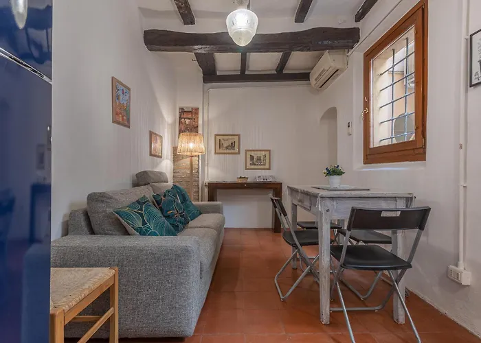 Guesthost - With Private Courtyard! Apartment