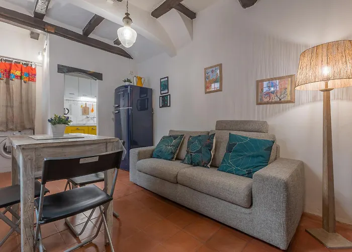 Guesthost - With Private Courtyard! *