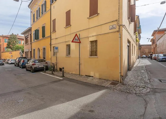 Guesthost - With Private Courtyard!