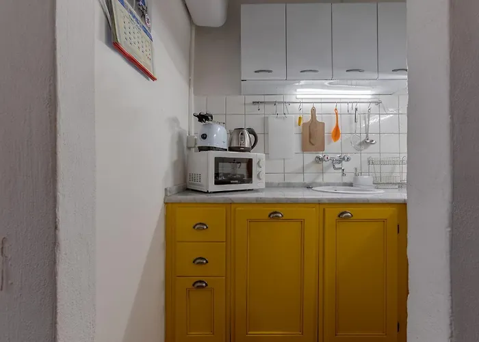 Guesthost - With Private Courtyard!