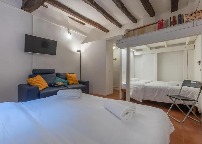 Guesthost - With Private Courtyard! * Boloňa